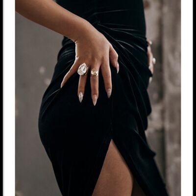 Poster del vestito nero con anello di diamanti