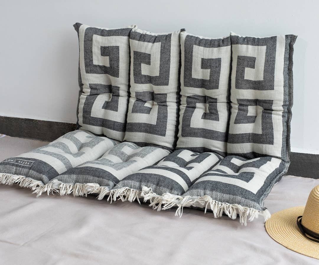 CUSCINO MEGALOS MEANDROS NERO