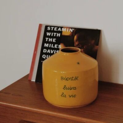 Vase jaune en céramique fait main - Bientôt luira la vie, poésie africaine