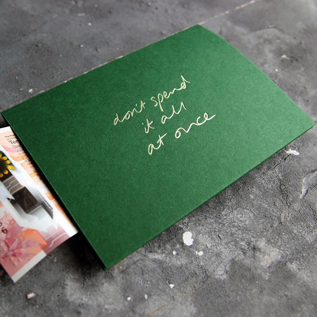 No lo gaste todo de una vez: tarjeta de efectivo de saludos frustrada a mano