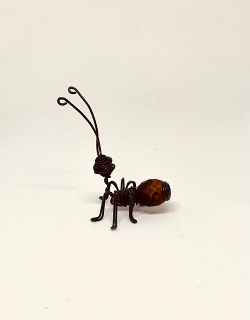 Hormiga con bola de madera facetada marron