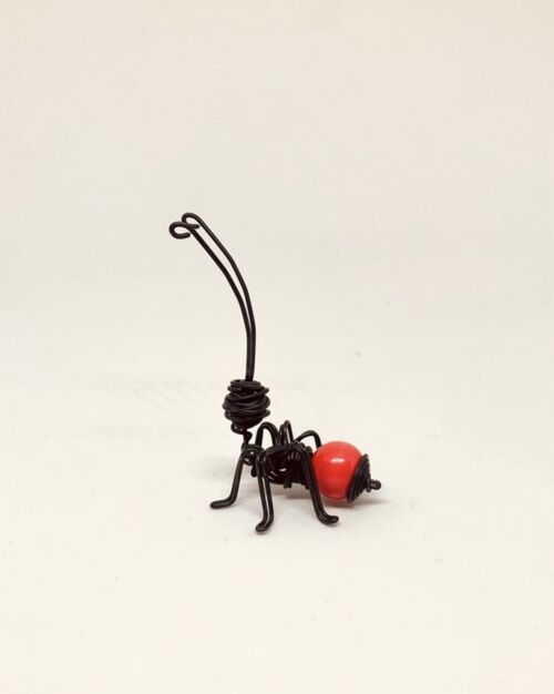 Hormiga con bola de madera roja