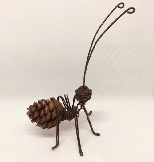 Hormiga con piña pequeña