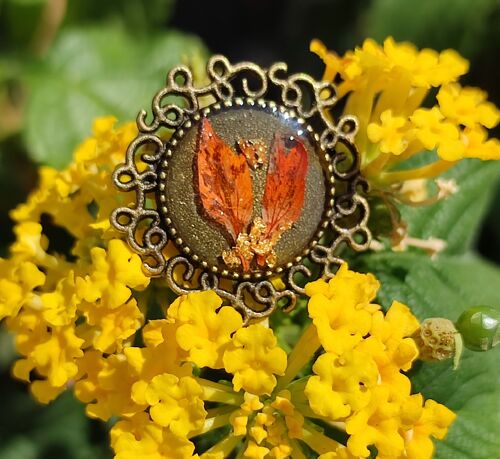 Ring vintage with dried flowers