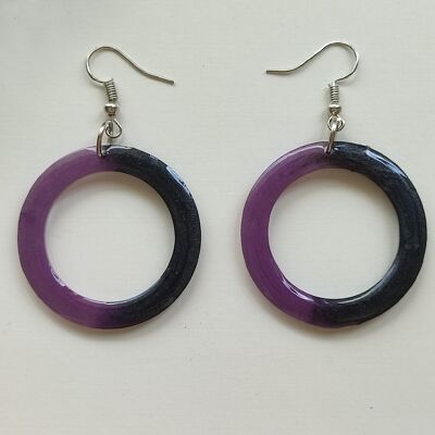 Ohrringe mit schwarzer und lila Farbe