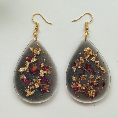 Earrings with dried flowers and golden flakes