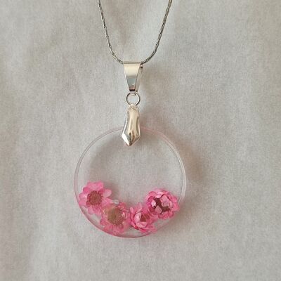 Necklace round with pink dried flowers