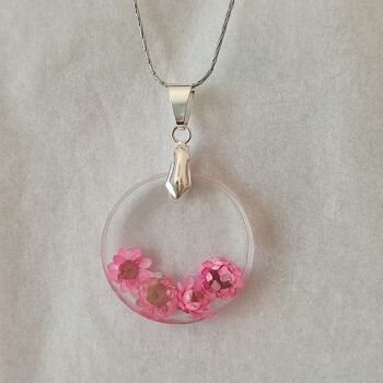 Collier rond avec fleurs séchées roses