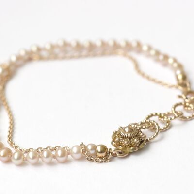 Goldarmband mit Zeeland-Knoten und rosa Perlen