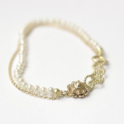 Goldarmband mit Zeeland-Knoten und weißen Perlen