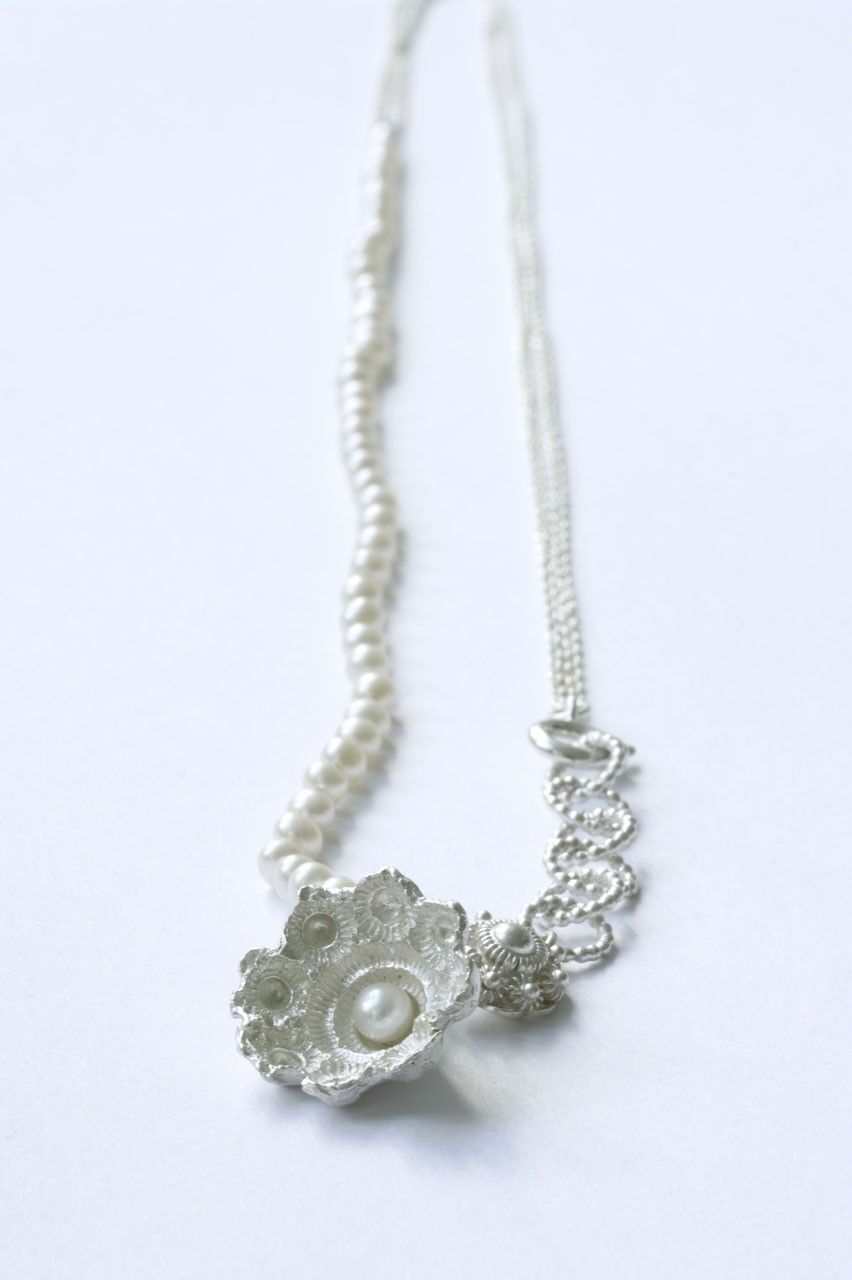 Zeeland-Halskette mit weißen Perlen und kleinerem Zeeland-Knopf