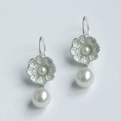 Zeeland earrings with pearls and pearl underneath