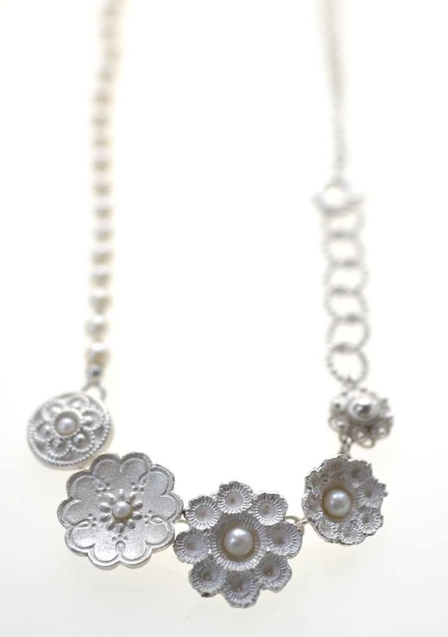 Zeeland Halskette mit 5 Ornamenten und weißen Perlen