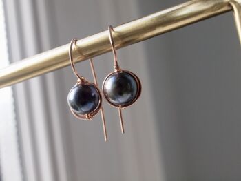 Boucle d'oreilles à la française en or rose, perle noire, wire wrap, taille grande 1