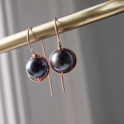 Boucle d'oreilles à la française en or rose, perle noire, wire wrap, taille grande