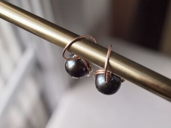 Boucle d'oreilles à la française en or rose, perle noire, wire wrap, taille grande 2