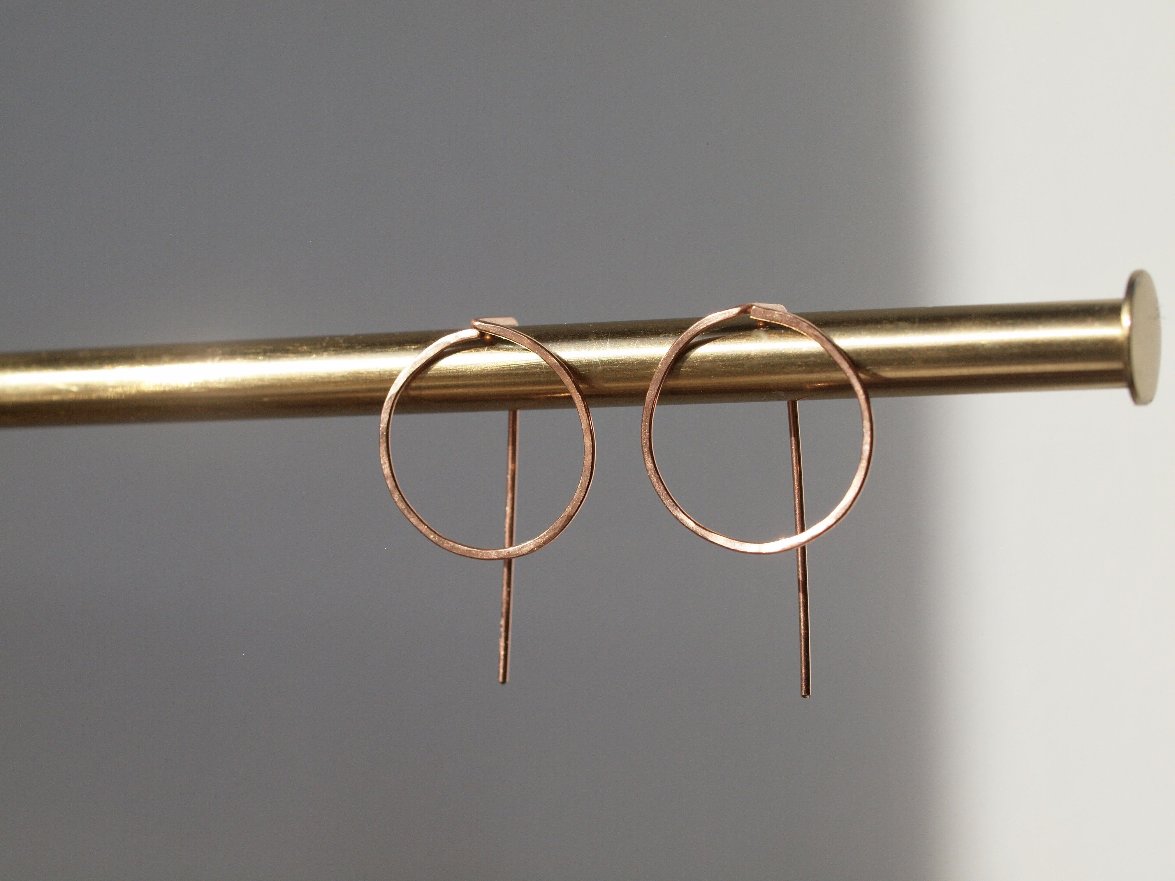 Aros circulares orientados hacia adelante con detalle de línea vertical