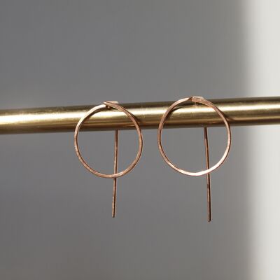 Forward facing circular hoops with vertical line detail