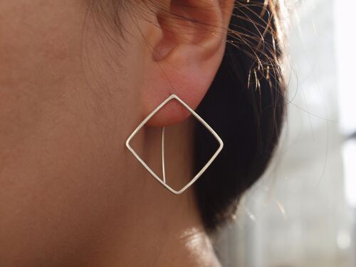 Boucle d'oreille en creole face à l’avant, en argent, forme carrée, brillants polis, bijoux minimalistes modernes