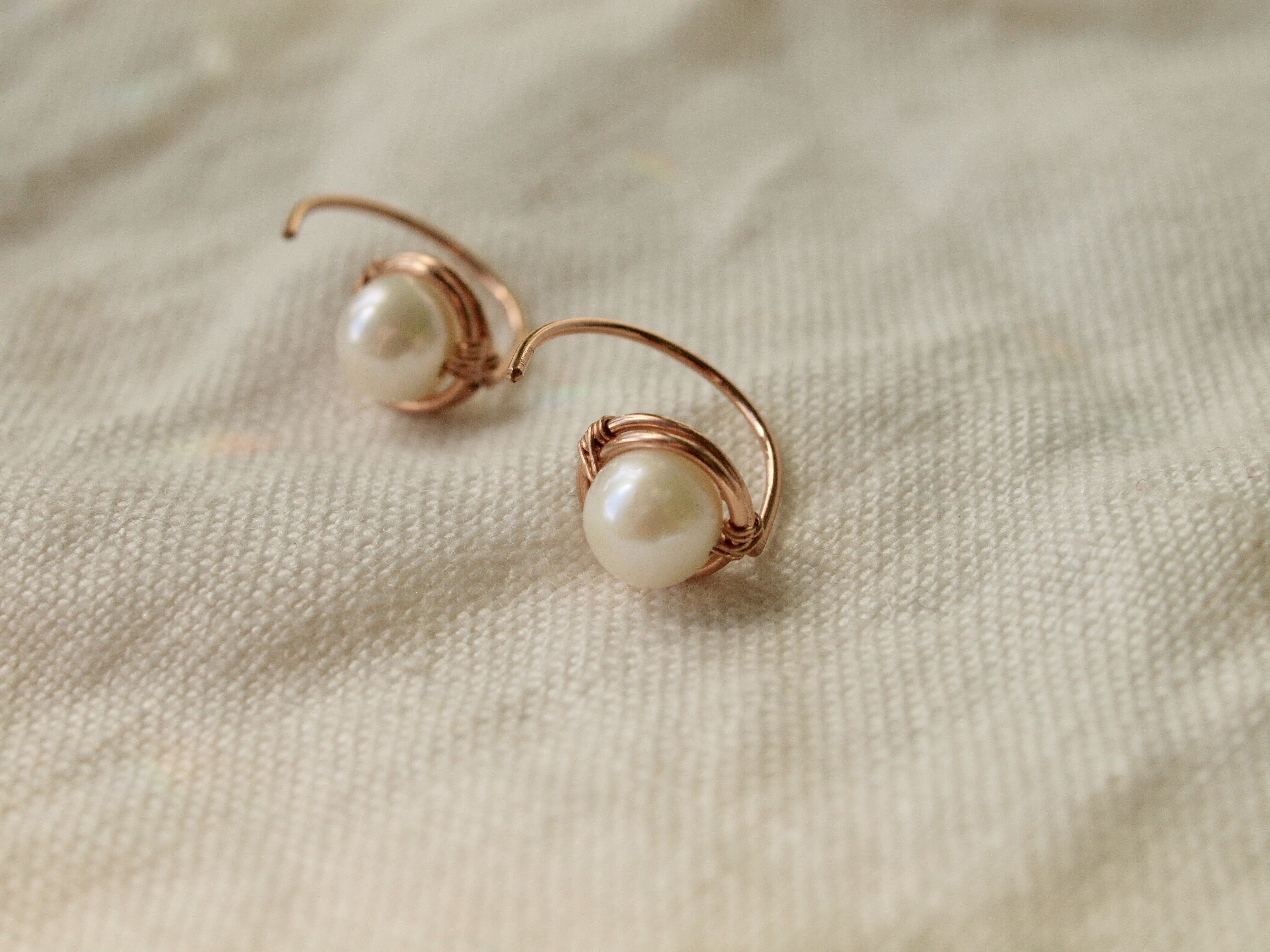 Pietra portafortuna di giugno. Perla bianca, d'acqua dolce. Orecchino Huggie in oro rosa