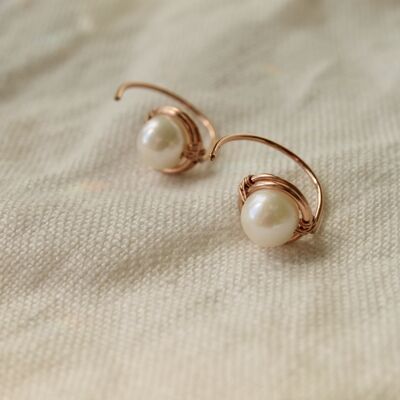 June birthstone. White pearl, freshwater. Huggie Rose gold earring