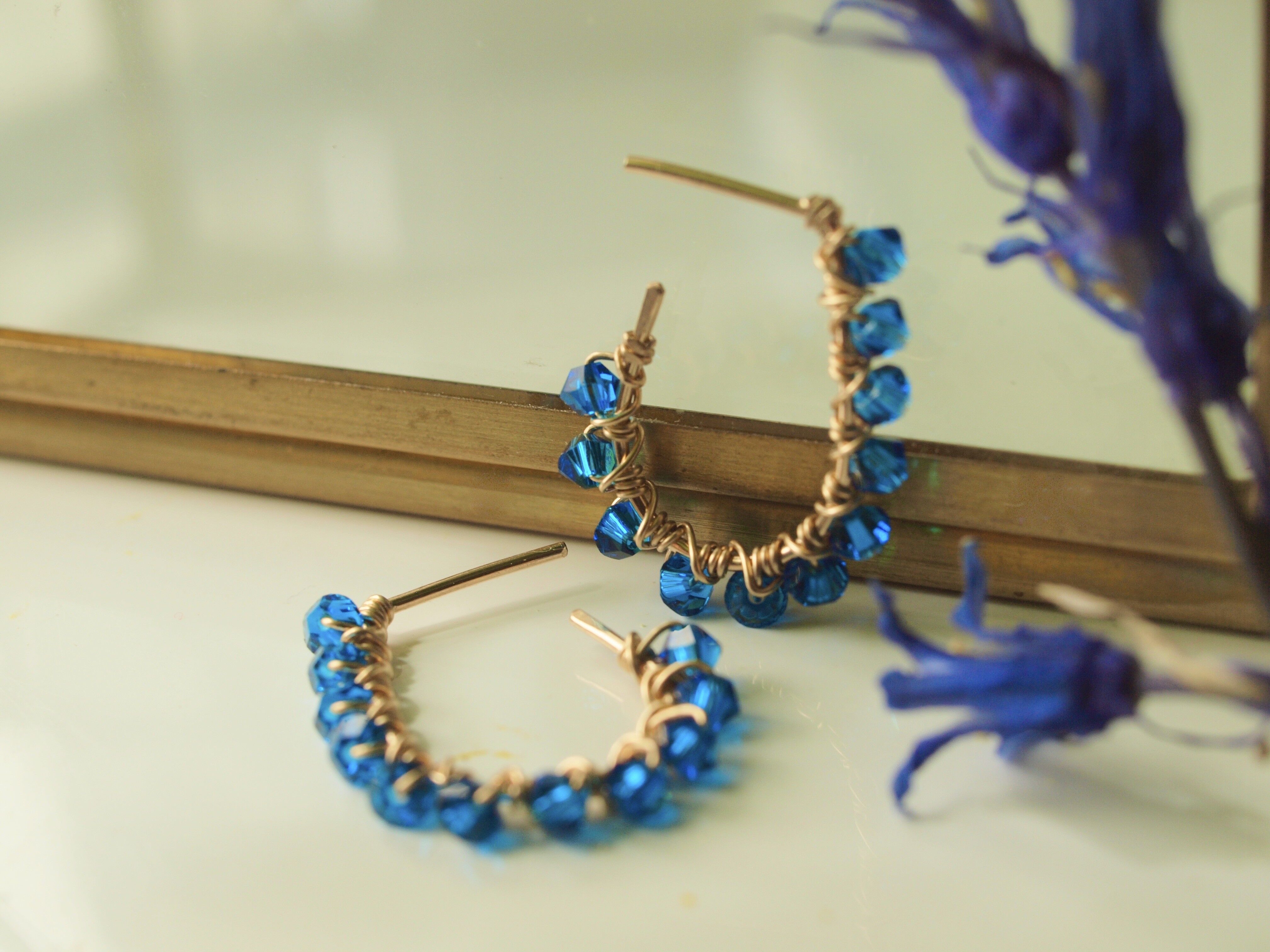 Orecchini ovali Huggie Open Hoops in oro riempiti con cristalli Swarovski blu Capri, orecchini Blue Crystals, orecchini Oval Hoops Huggy