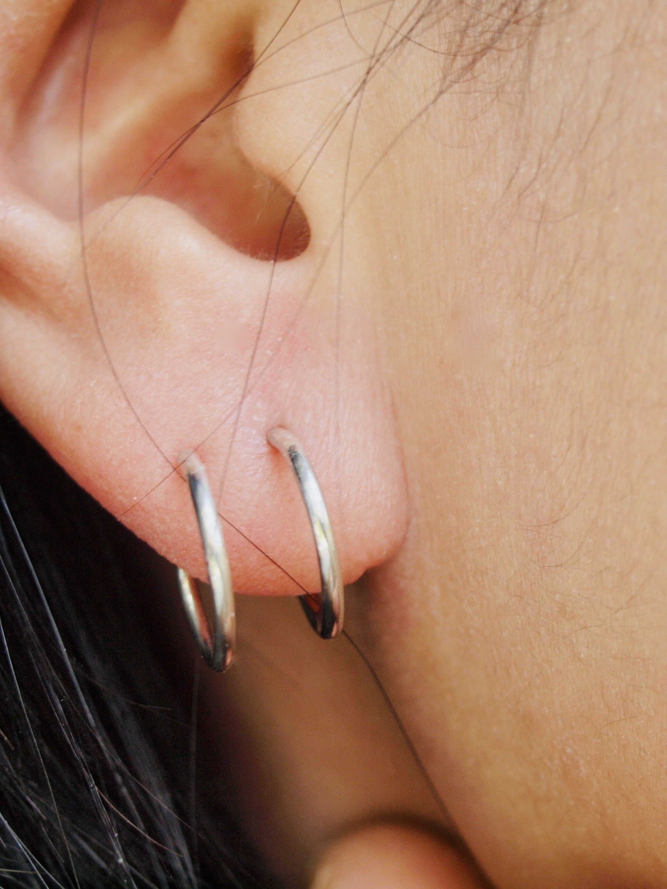 Dos pendientes huggies Piercing Illusion, aros Trompe-oeil Stud, plata de ley