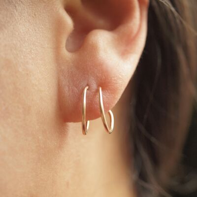 Aretes con dos piercings ilusión de huggie hoops