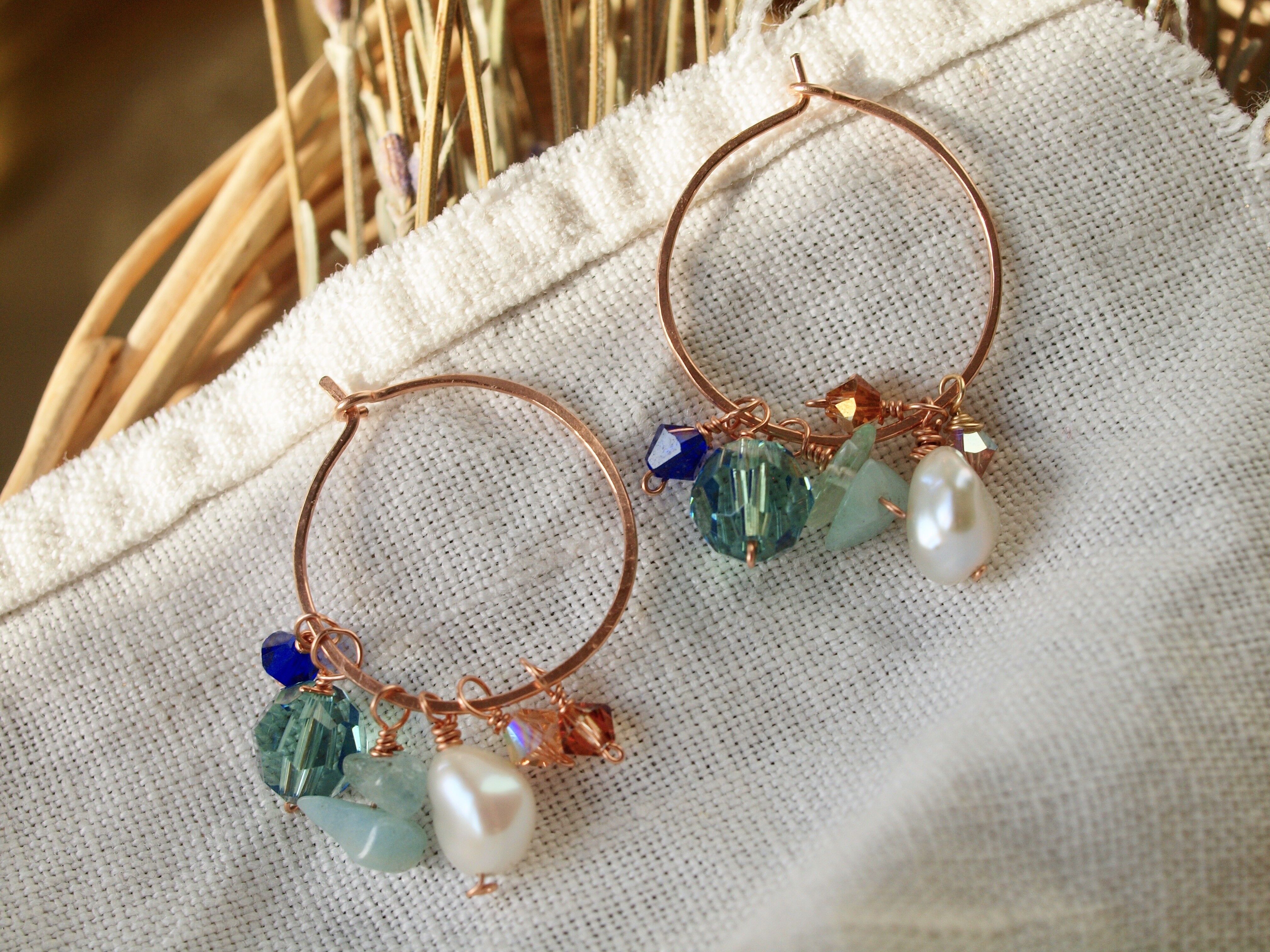 Pendientes Circle Hoops con perlas keshi de agua dulce y dijes de cristales Swarovski