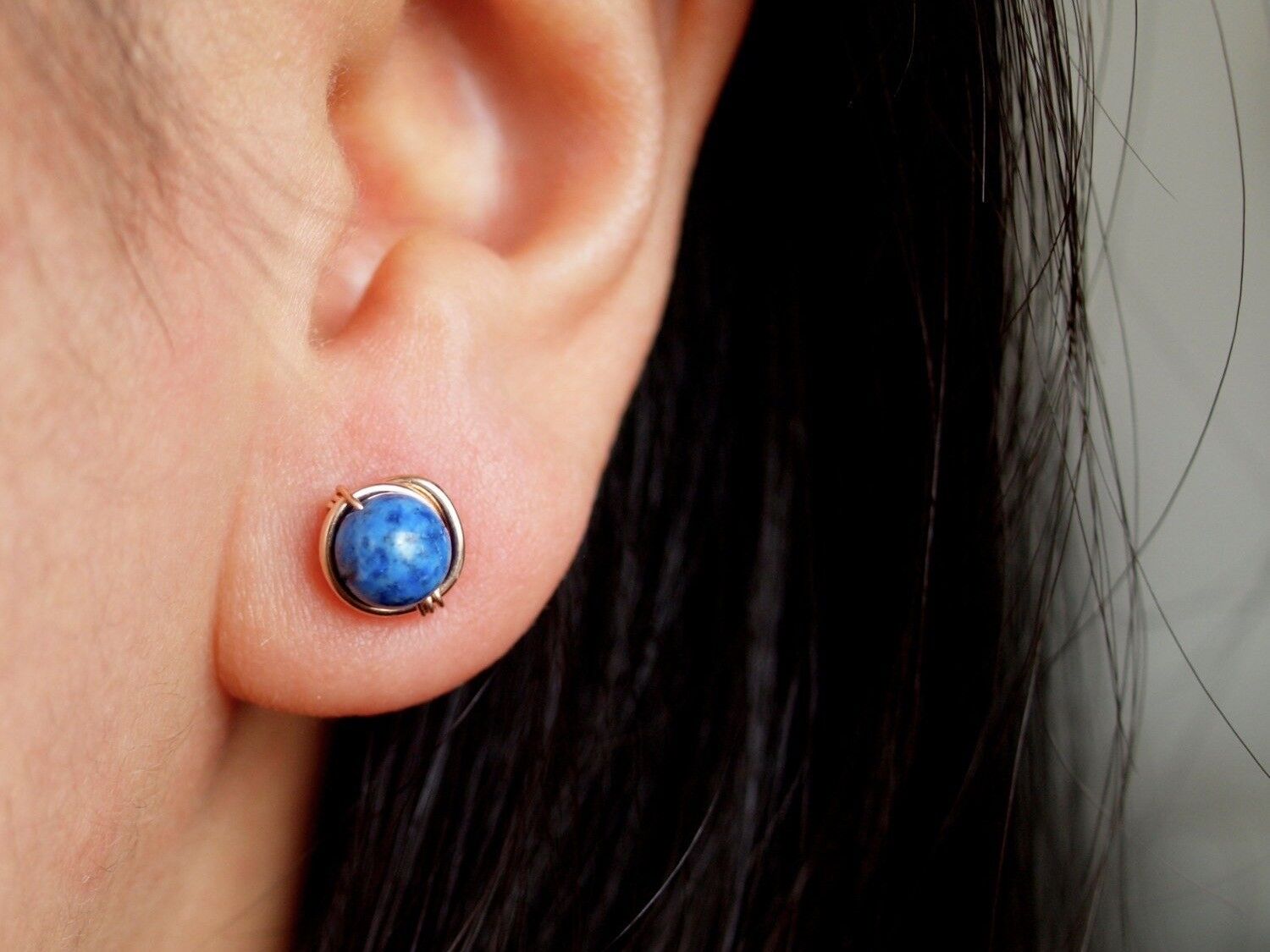 Orecchini di lapislazzuli, orecchini in oro rosa, colore pietra portafortuna di settembre, orecchini con filo riempito d'oro rosa Orecchini Swarovski