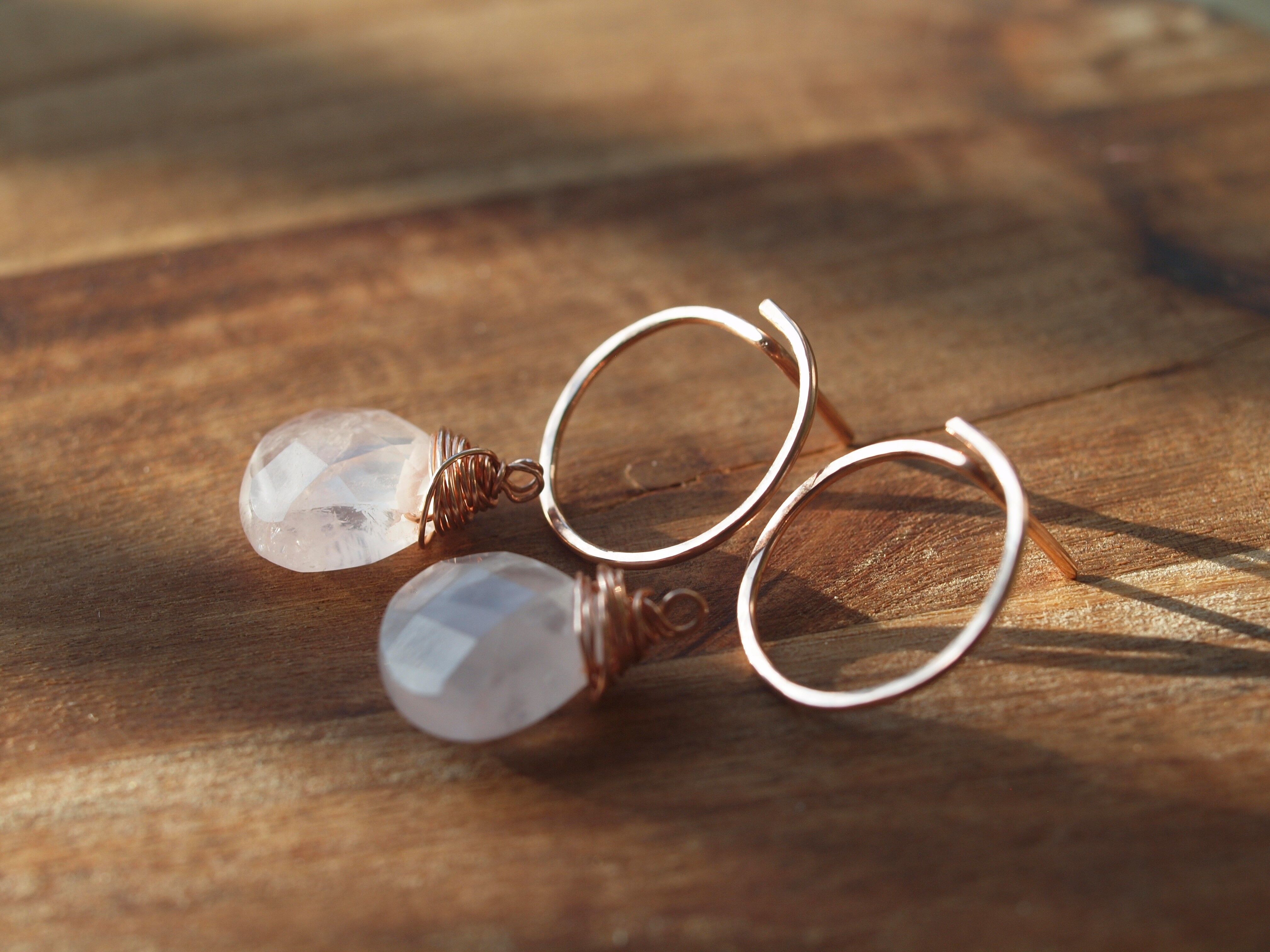 Rosenquarz Creolen, abnehmbares Herz Briolette, Valentinstag Schmuck, rosa Schmuck, Rose Gold Creolen, Creolen Stud