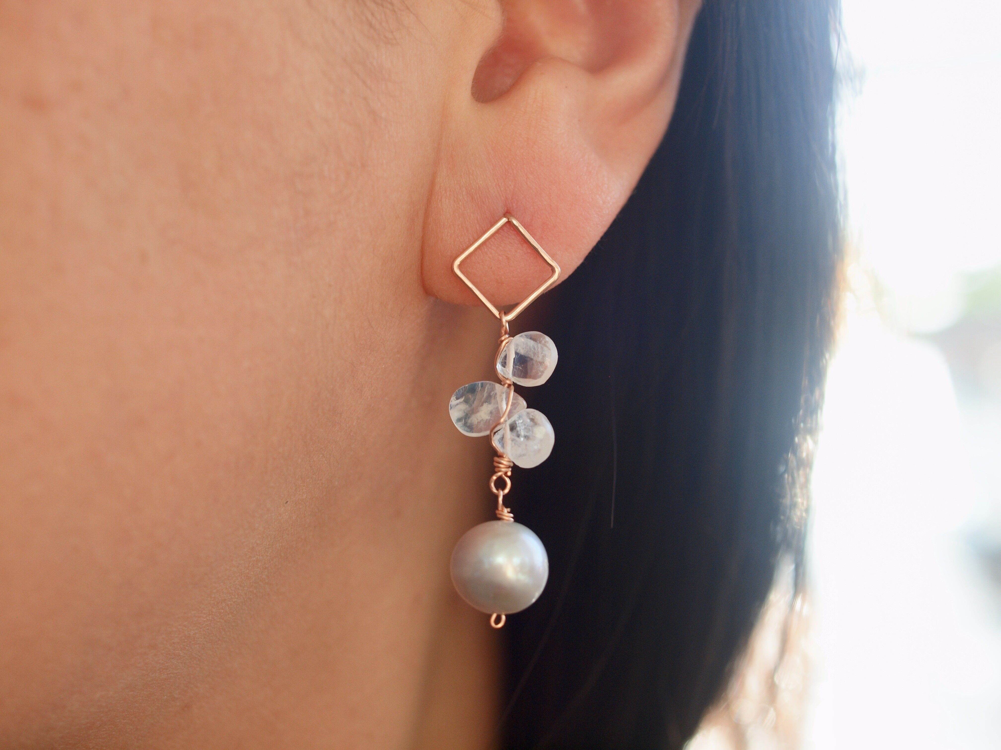 Lesen Sie den vollständigen TitelOhrringe mit Regenbogen-Mondstein und Perle, abnehmbare Detangles mit Diamant-Ohrstecker, Roségold-Füllung, Gelbgold-Füllung, Silber