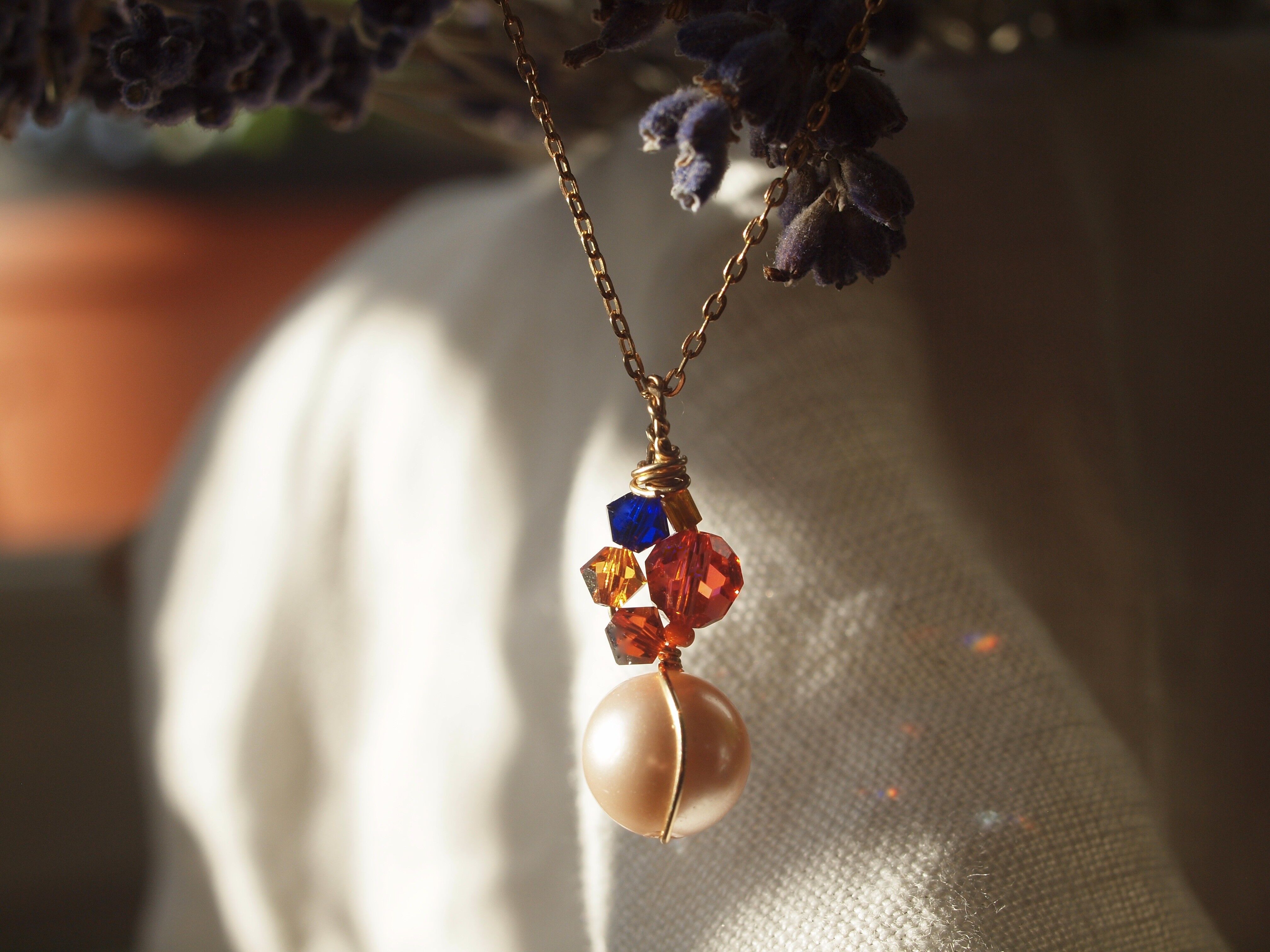 Perlen- und Swarovski-Anhänger-Halskette, Perlmutt und Swarovski Wirewrapped-Anhänger-Halskette, Geschenk für sie, Perlengeschenk