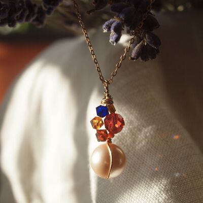 Collana con ciondolo di perle e swarovski, collana con ciondolo avvolta in filo di madreperla e swarovski, regalo per lei, regalo di perline