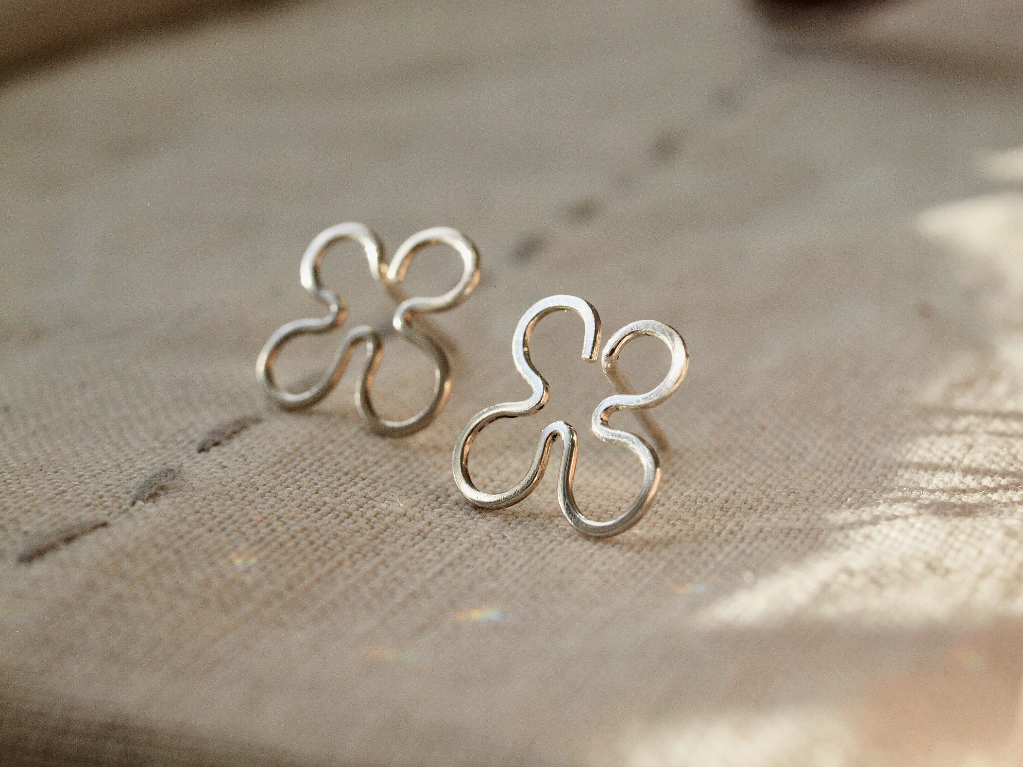 Kleine Ohrstecker, Silberohrstecker, Rose Gold Ohrringe, moderne Form, minimalistische und einzigartige Ohrringe, handgeschmiedet, gebürstet