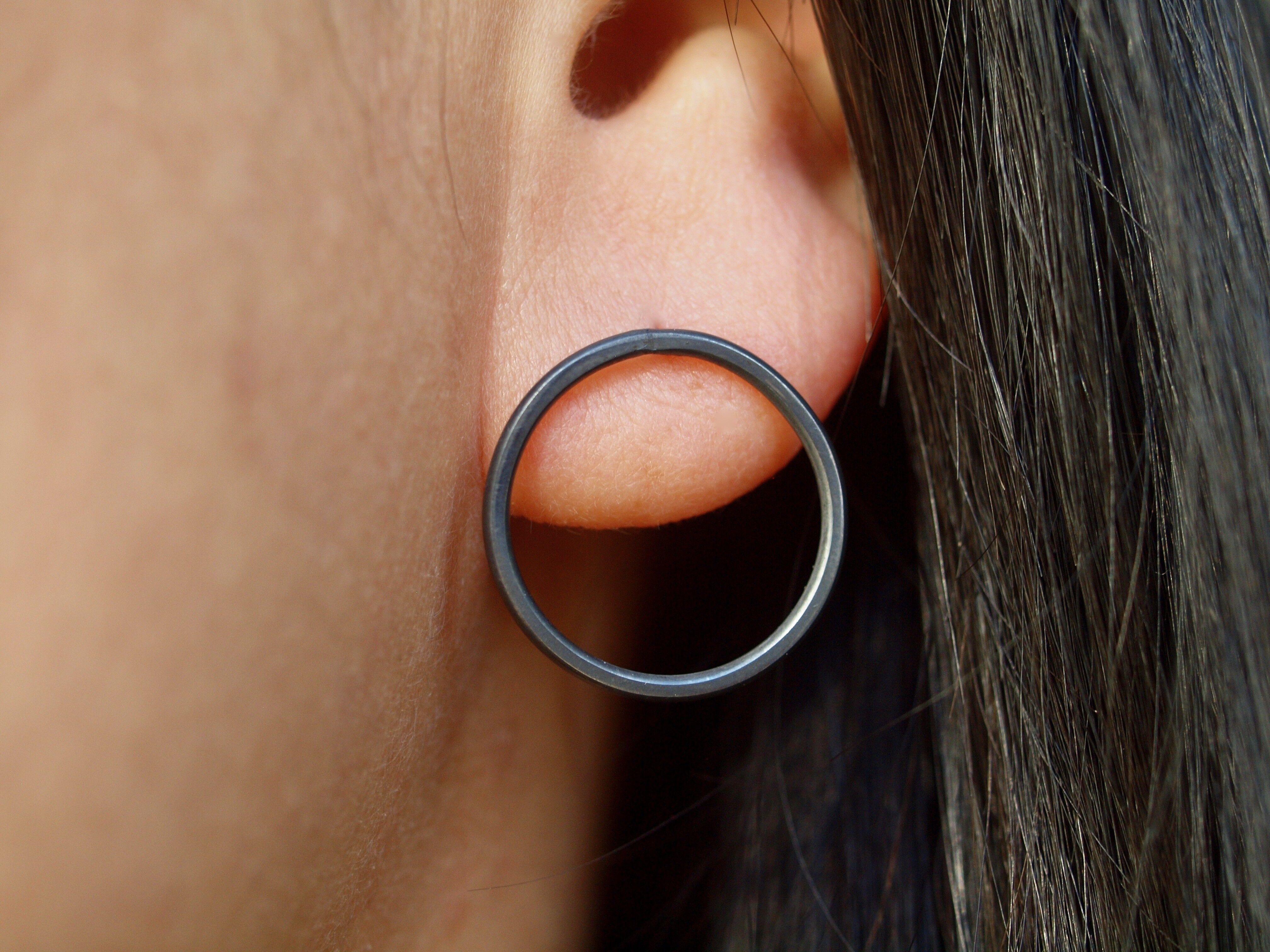 Circle Black Stud, orecchini a cerchio ossidati neri, gioielli punk, orecchini a cerchio nero canna di fucile, orecchini a cerchio nero canna di fucile