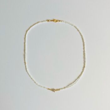 Collier de perles avec breloque papillon en plaqué or - blanc 1