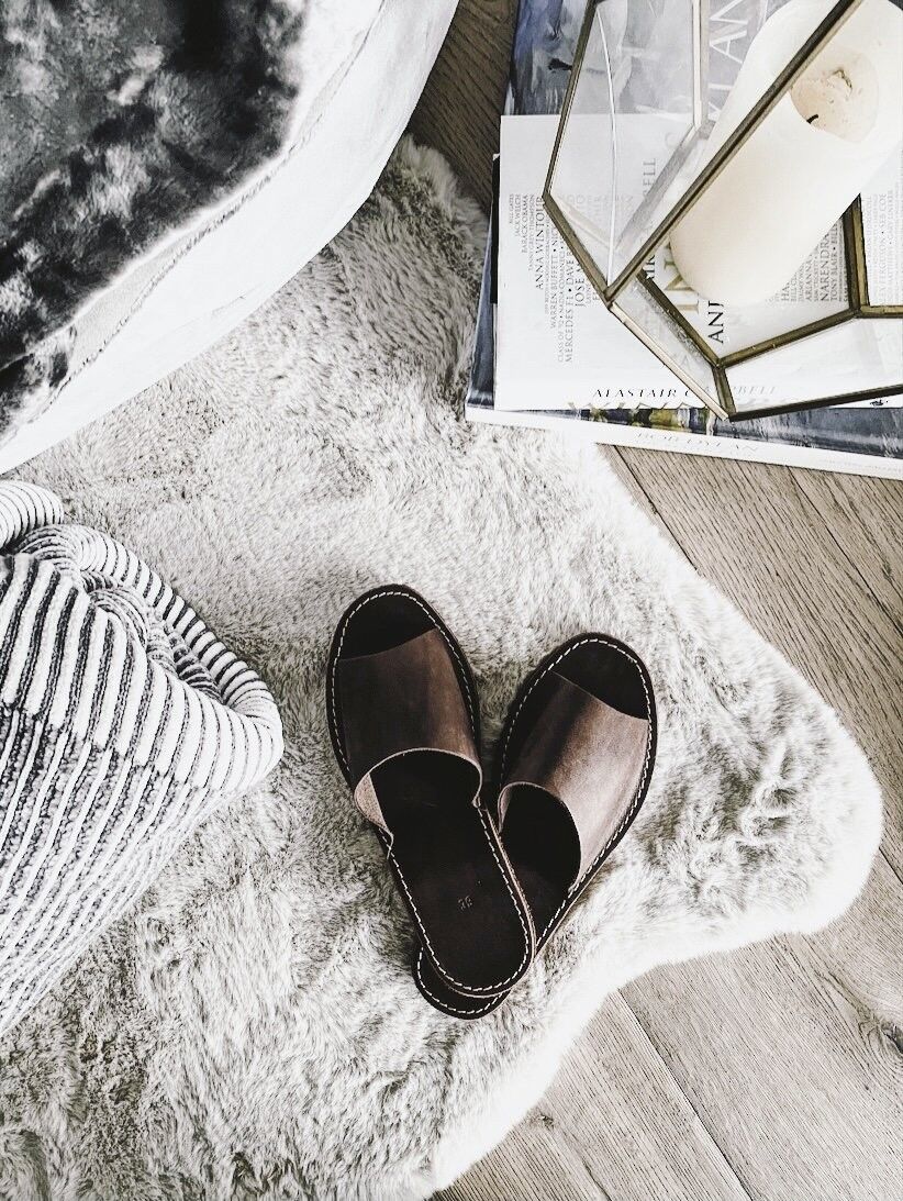 Pantuflas de Piel con Punta Abierta en Chocolate