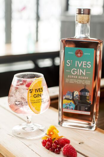St Ives Gin Super Berry , 700ml 7