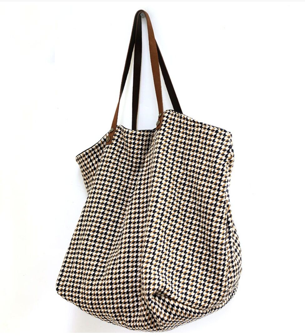 Grafische Tragetasche aus Wolle in Braun- und Blautönen, schwarzes Interieur