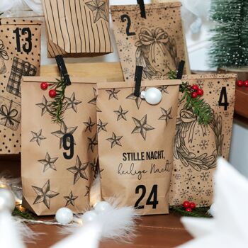 Calendrier de l'Avent extravagant à remplir - avec 24 sacs cadeaux marron et 24 autocollants et clips numérotés - motif Noël - pour l'artisanat et les cadeaux - Noël et l'Avent 2