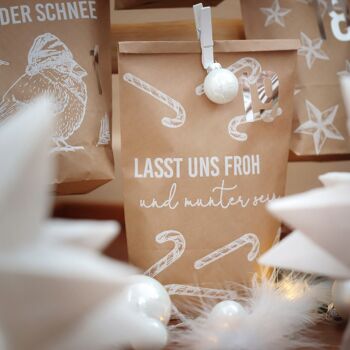 Calendrier de l'Avent extravagant à remplir - avec 24 sacs-cadeaux marron et 24 autocollants et clips numérotés - motif Noël blanc - pour l'artisanat et à offrir - Noël et l'Avent 3