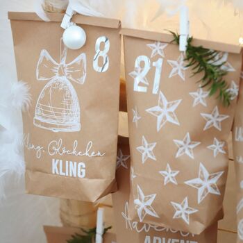 Calendrier de l'Avent extravagant à remplir - avec 24 sacs-cadeaux marron et 24 autocollants et clips numérotés - motif Noël blanc - pour l'artisanat et à offrir - Noël et l'Avent 4