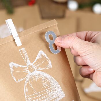 Calendrier de l'Avent extravagant à remplir - avec 24 sacs-cadeaux marron et 24 autocollants et clips numérotés - motif Noël blanc - pour l'artisanat et à offrir - Noël et l'Avent 5