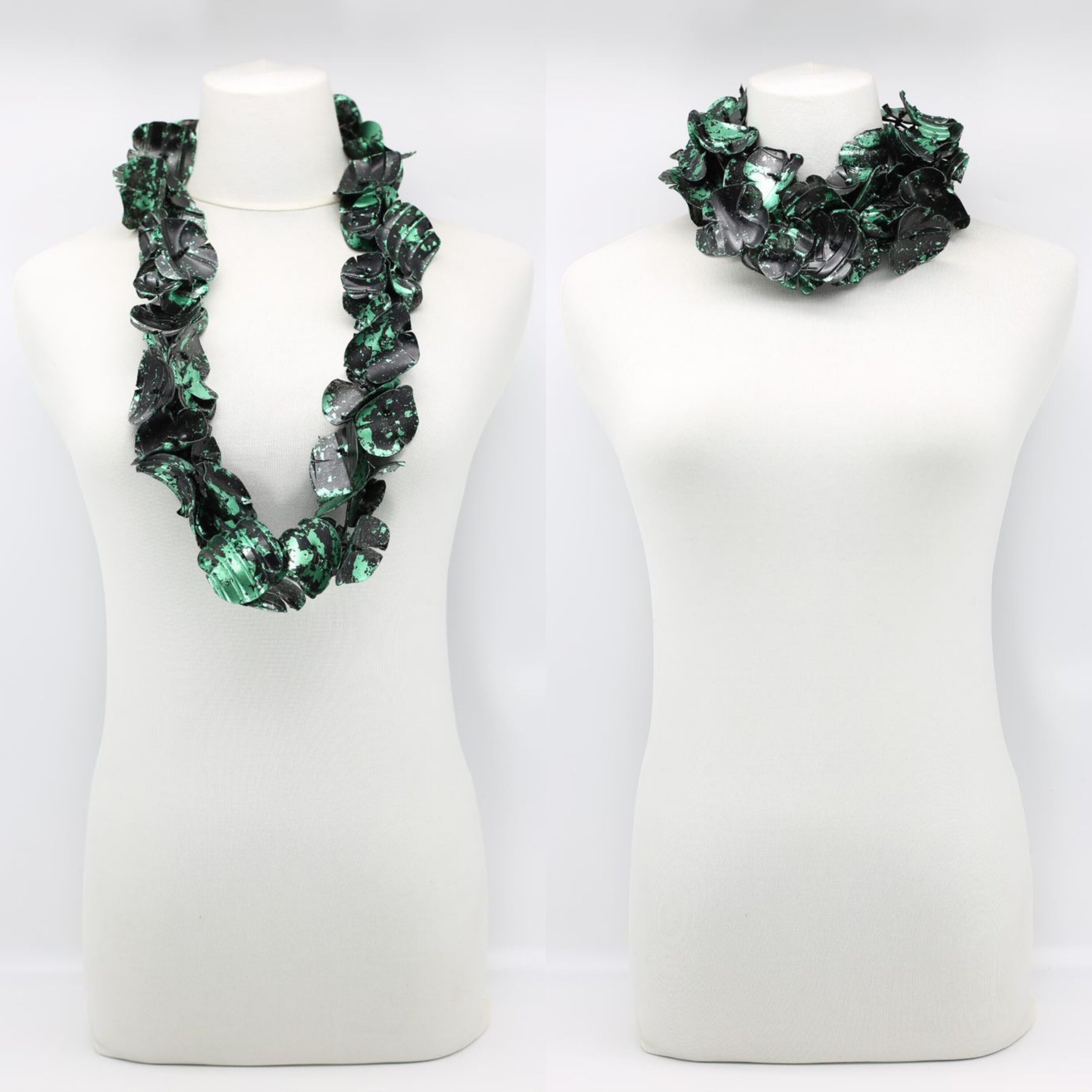 Upcycled Plastikflaschen - Aqua Poppy Flower Halskette - Handvergoldet - Schwarz mit Pfauenblau