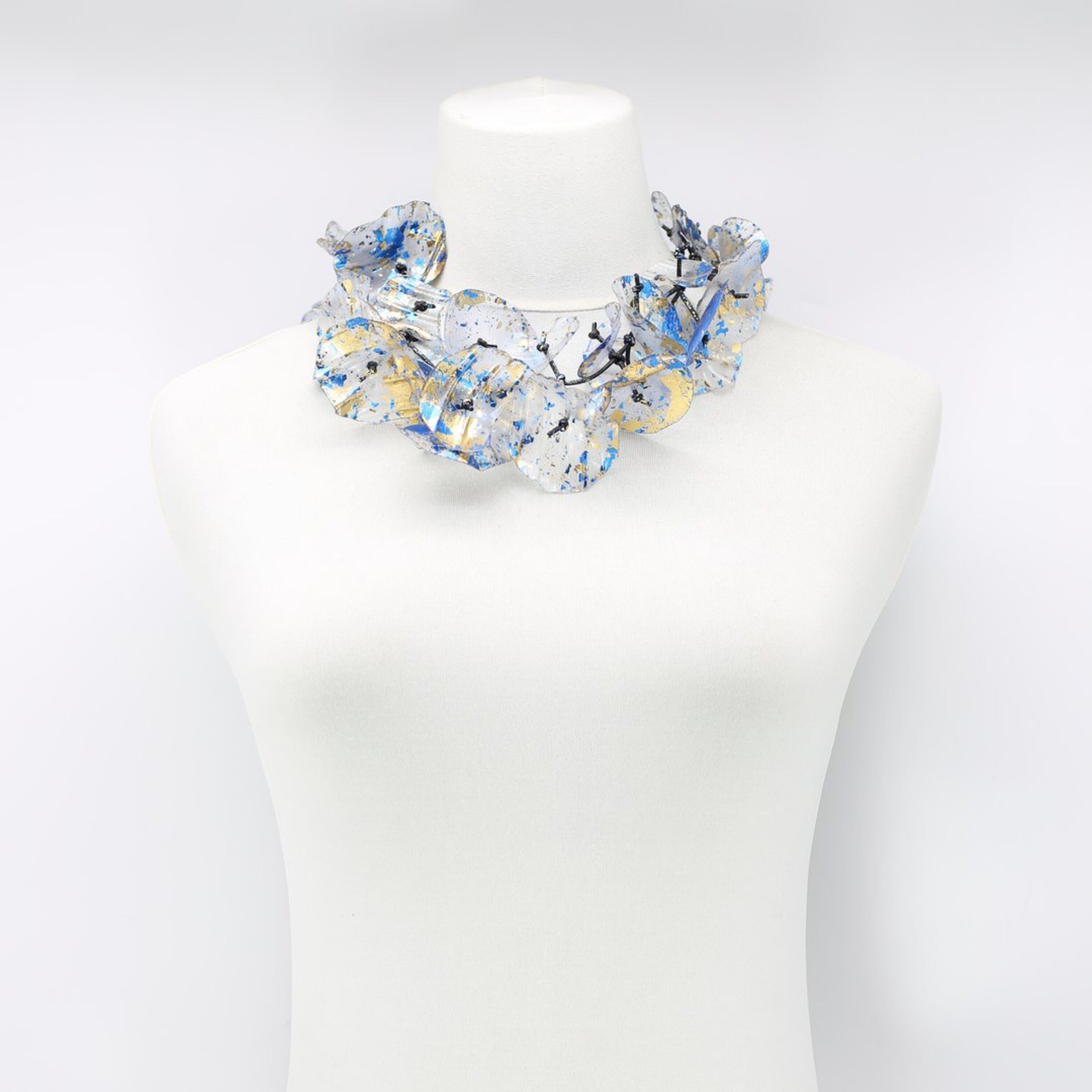 Upcycled Plastikflaschen - Große Aqua Seerosenblatt Halskette - Handvergoldet - Gold mit Blau