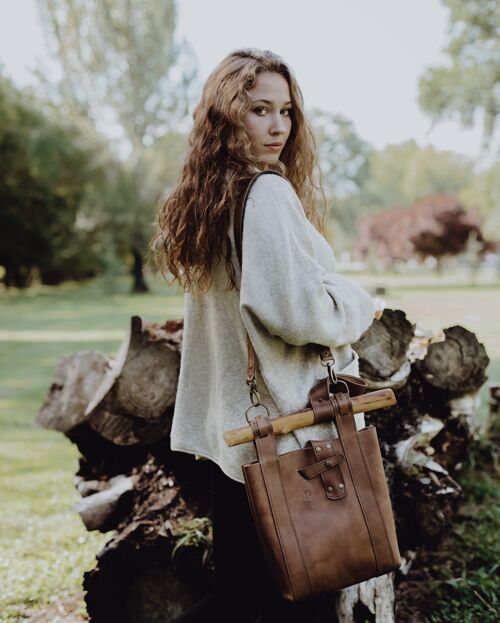 Valkyrie bag, bag for warrior women, those who are looking for something different and unique. 100% natural leather and cypress wood.