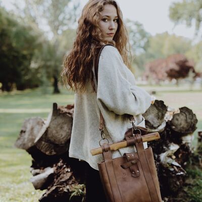 Valkyrie Tasche, Tasche für Kriegerinnen, die etwas anderes und Einzigartiges suchen. 100 % Naturleder und Zypressenholz.