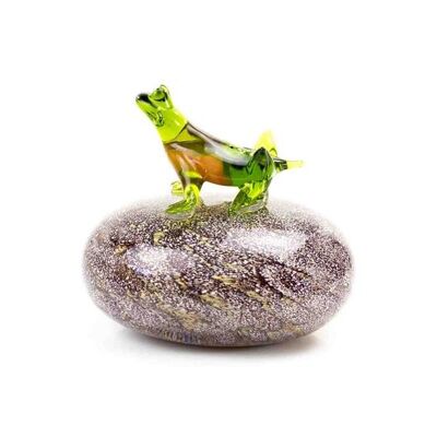 Frosch auf braunem Stein