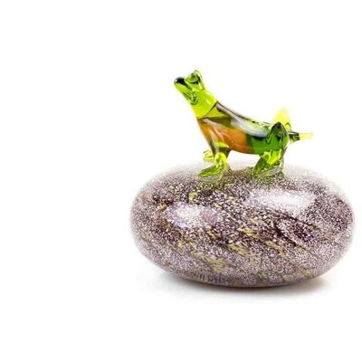 Frosch auf braunem Stein